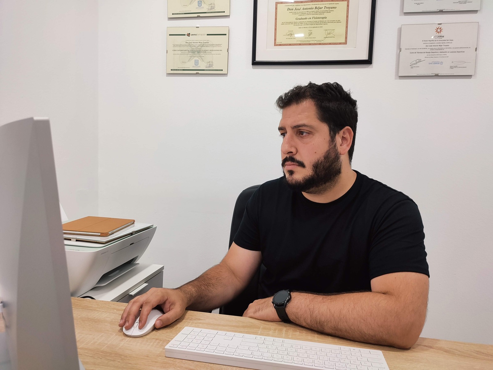 José Antonio Béjar Troyano, fisioterapeuta realizando tratamiento con ecografía y EPI ecoguiada