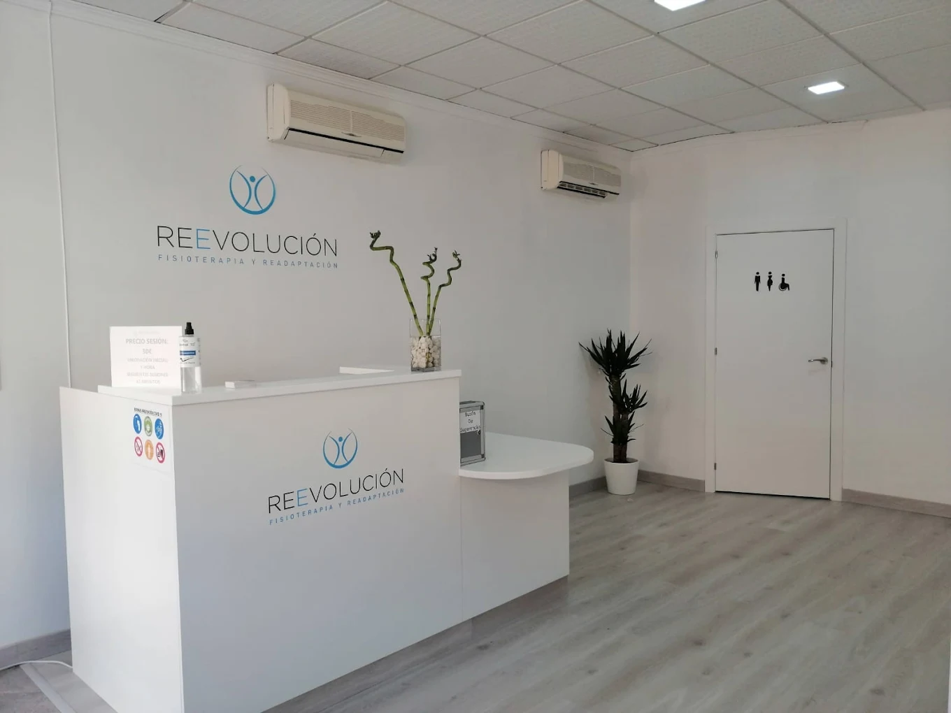 Fisioterapeuta trabajando de forma individual en la clínica