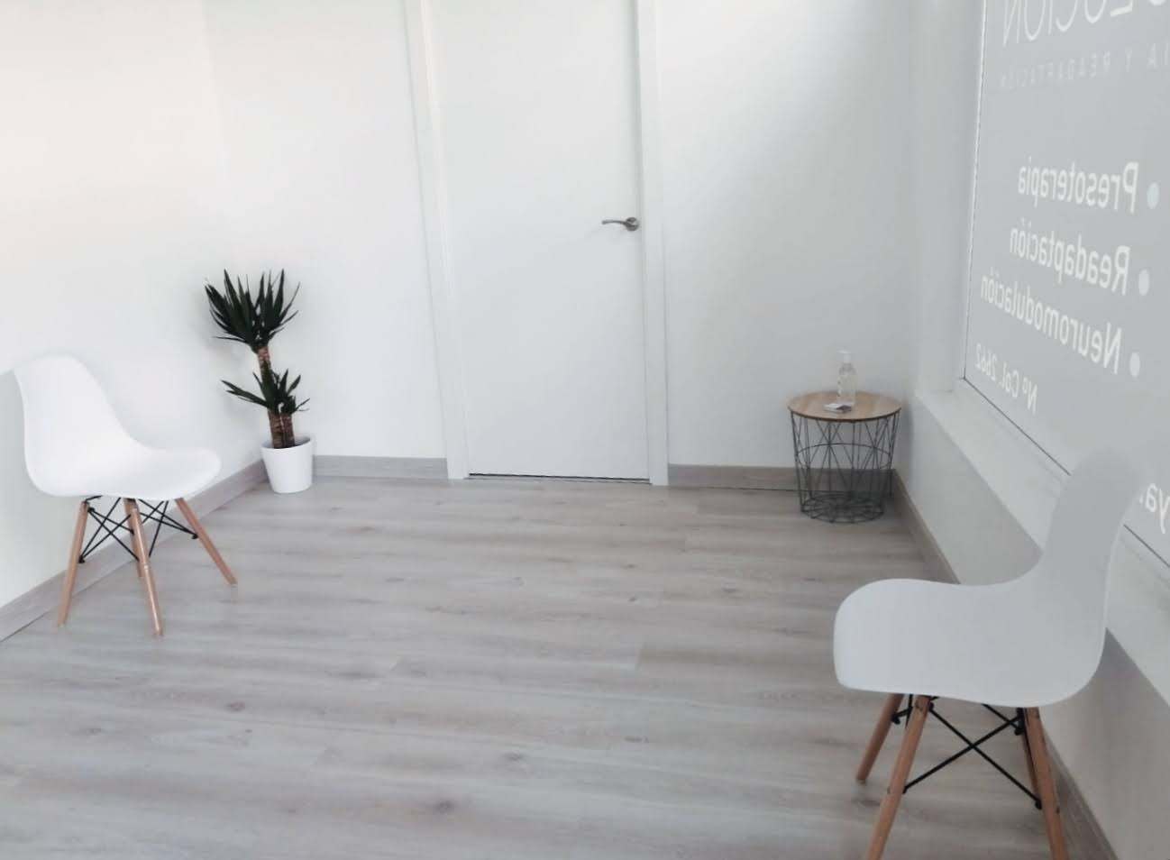 Sala de espera de la clínica, ambiente cómodo y acogedor